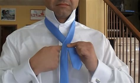 pasos para hacer un nudo de corbata|Cómo hacer un nudo de corbata windsor: 15 Pasos